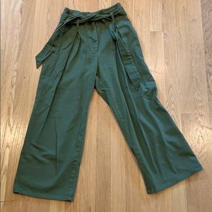 Green cropped pants